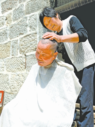 為了照顧兩個(gè)小叔，馬英專(zhuān)門(mén)學(xué)會(huì)了理發(fā)。