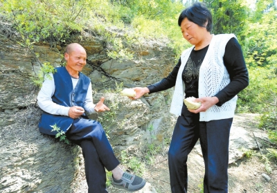 5月5日，馬英為上山放牛的劉五送干糧。