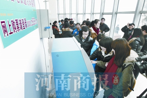 自動售票機安裝在高校內(nèi)，方便了學(xué)生購票返鄉(xiāng)