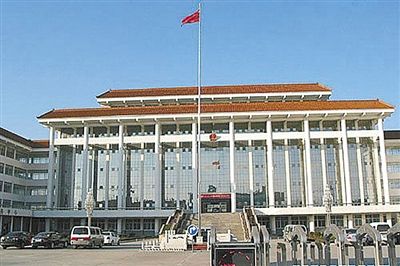 濮陽縣違規(guī)、超標(biāo)修建的縣委、縣政府辦公樓。新華社發(fā)發(fā)布