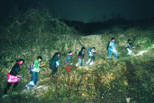 在一些山區(qū),因為學(xué)校太遠,孩子們天不亮就得打著手電出發(fā)。L CFP供圖