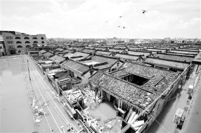 19日，廣東汕頭潮陽區(qū)和平鎮(zhèn)出現(xiàn)水浸現(xiàn)象。連日來，廣東省汕頭市潮陽區(qū)、潮南區(qū)普降暴雨。新華社發(fā)