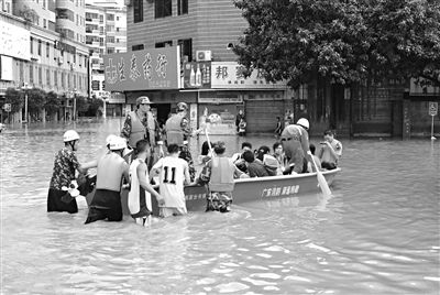 18日，廣東省清遠(yuǎn)市陽山縣縣城,消防官兵合力推動沖鋒舟，轉(zhuǎn)移被困學(xué)生。新華社發(fā)