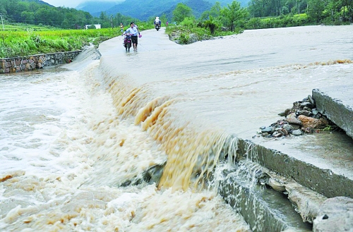 短時(shí)強(qiáng)降雨攜帶泥土、沙石、樹木等造成災(zāi)害