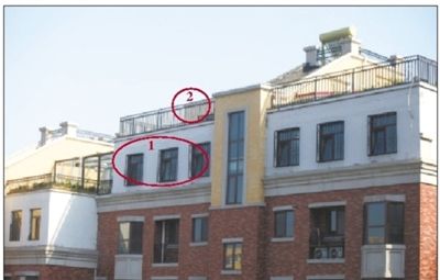 中海城香克林小區(qū),楊智家的樓頂上加蓋了兩層違建。其中北側(cè)露臺(tái)建成了一層灰白色的房屋(①)。在該違建頂部的東側(cè),又加蓋了一層面積較小的房屋(②)。新京報(bào)記者 韓萌 攝