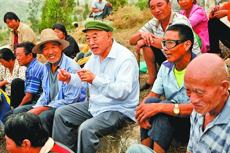 在唐莊，當(dāng)?shù)厝罕娒看我姷絽墙鹩】傆姓f不完的知心話。記者 史長來 攝