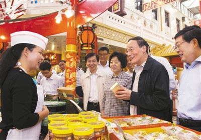 9月6日，王岐山在天津南市食品街調(diào)研，在月餅柜臺(tái)前，詢問中央關(guān)于中秋國慶嚴(yán)禁公款送禮的規(guī)定發(fā)布后的銷售情況。新華社記者 李學(xué)仁 攝