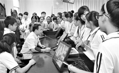 2013年5月30日，結合當前國內(nèi)民眾普遍關注的“校長開房”、“強奸猥褻”等事件，廣西上思縣人民法院邀請中小學生到法院觀摩案件的庭審，提高他們的守法、維權意識。圖/IC