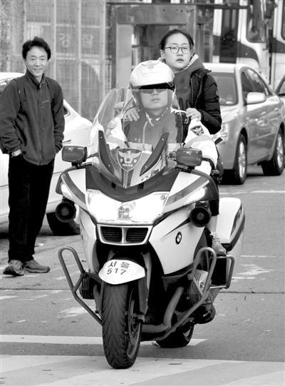 7日，首爾，警察將一名考生送抵考場。新華社發(fā)