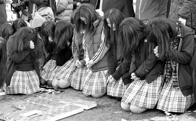 7日，韓國首爾，韓國高考舉行前，學(xué)子們跪地祈禱，希望能考個好成績。