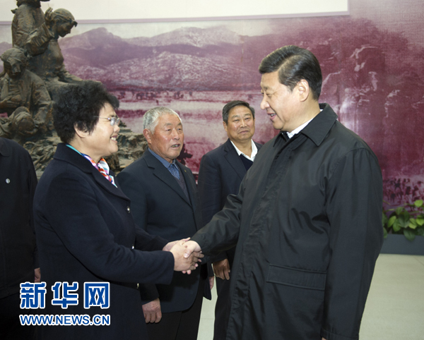 25日上午，習(xí)近平在臨沂華東革命烈士陵園參觀沂蒙精神展并會(huì)見當(dāng)?shù)叵冗M(jìn)模范和當(dāng)年支前模范后代代表。