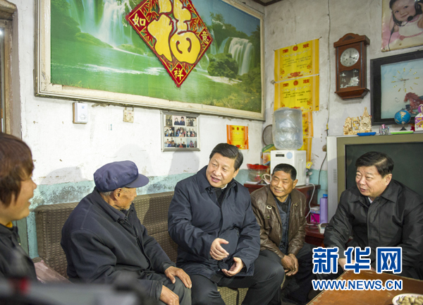 25日下午，習(xí)近平在地處沂蒙老區(qū)的臨沭縣曹莊鎮(zhèn)朱村看望83歲的“老支前”王克昌。