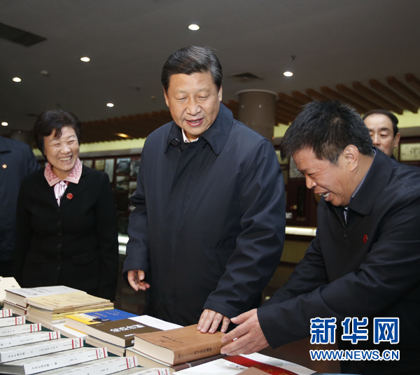 26日上午，習(xí)近平在孔子研究院參觀考察。新華社記者鞠鵬 攝
