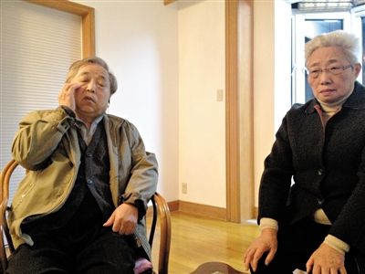 前晚，年過七旬的劉光嘉及妻子向記者講述強(qiáng)拆經(jīng)過。