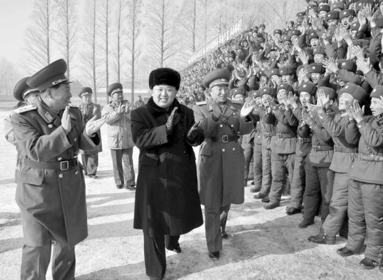 24日，金正恩視察前線部隊(duì)。
