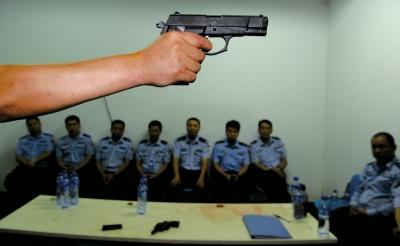在一堂槍械教學(xué)課上，教官向參訓(xùn)民警們講解警用手槍的特點(diǎn)和正確握姿。記者 董世彪 攝