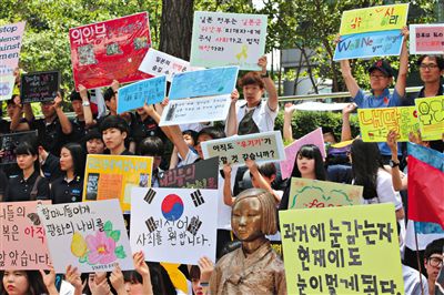 6月4日,韓國首爾,韓國慰安婦和民眾在日本駐韓大使館門前集會,要求日本政府承認(rèn)并解決慰安婦問題。
