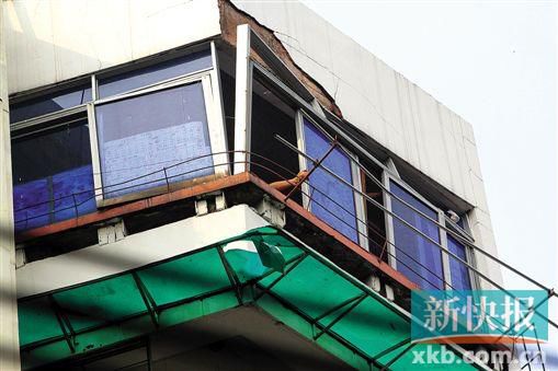 燒水時(shí)發(fā)生煤氣爆炸 灑來一陣“玻璃雨” 燒水時(shí)發(fā)生煤氣爆炸 灑來一陣“玻璃雨”