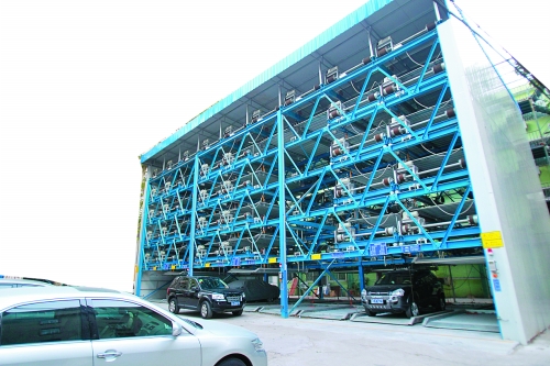 商務(wù)廳（北院）內(nèi)新建一個(gè)立體停車(chē)場(chǎng)，有68個(gè)停車(chē)位，但目前停車(chē)率不高。