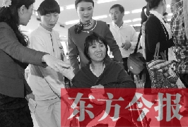 坐在輪椅上的，就是為兒子捐出肝、腎的母親潘大想