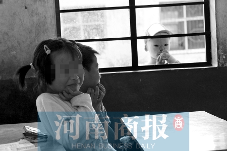 她不止一次說想去上學(xué)，而更多的時(shí)候，她是站在教室外面，眼巴巴地看著里面的小朋友
