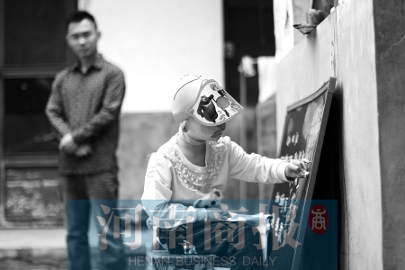 右手受傷了，她用左手在家里的小黑板上練習(xí)寫字