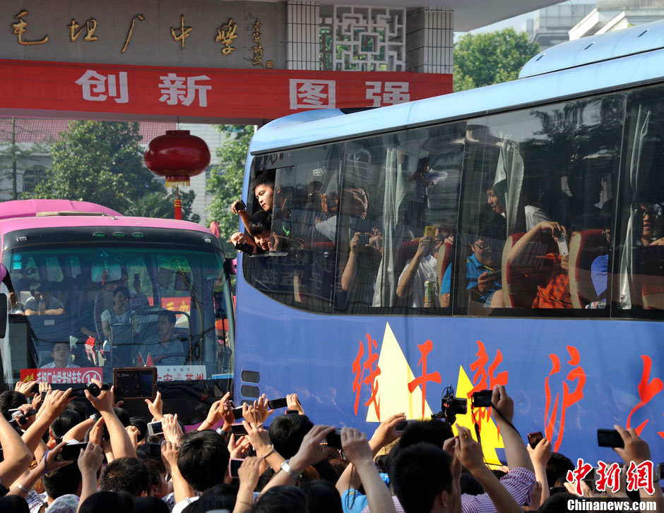 6月5日，一年一度的毛坦廠鎮(zhèn)“送考節(jié)”到來(lái)，70輛大巴車護(hù)送毛坦廠中學(xué)萬(wàn)名考生安全赴考。