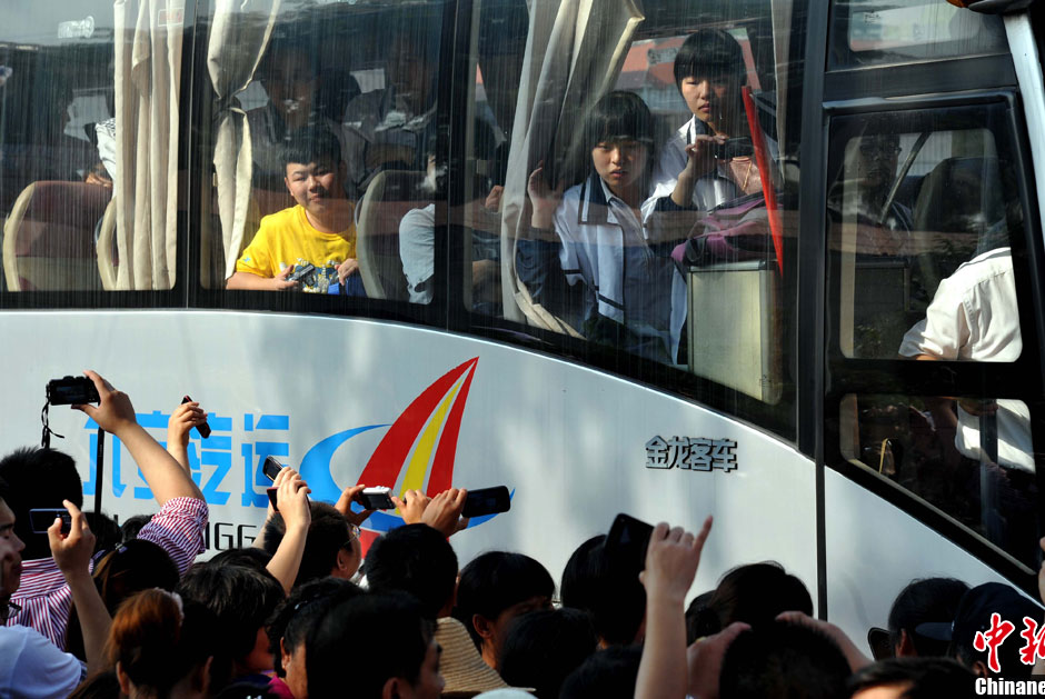 6月5日，一年一度的毛坦廠鎮(zhèn)“送考節(jié)”到來(lái)，70輛大巴車護(hù)送毛坦廠中學(xué)萬(wàn)名考生安全赴考。