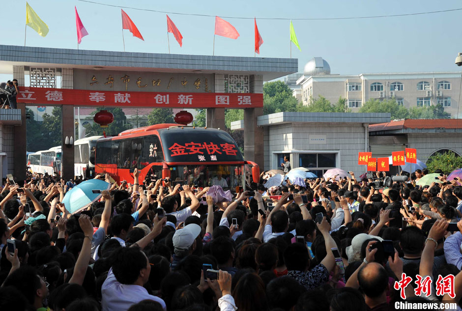 6月5日，一年一度的毛坦廠鎮(zhèn)“送考節(jié)”到來(lái)，70輛大巴車護(hù)送毛坦廠中學(xué)萬(wàn)名考生安全赴考。