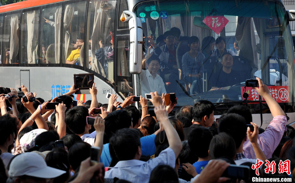 6月5日，一年一度的毛坦廠鎮(zhèn)“送考節(jié)”到來(lái)，70輛大巴車護(hù)送毛坦廠中學(xué)萬(wàn)名考生安全赴考