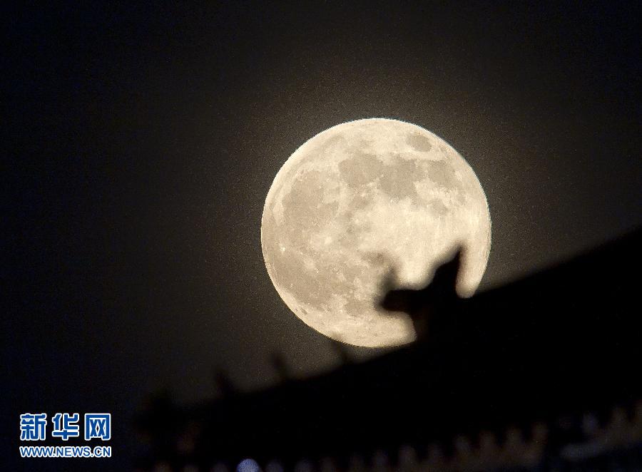 6月23日晚，在北京故宮角樓附近拍攝的圓月。