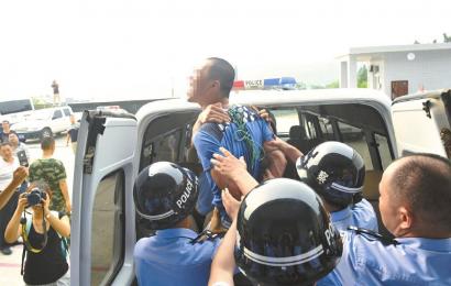 6月19日，安岳縣看守所，押赴刑場(chǎng)的一刻，劉明（化名）跳起來(lái)托付親友照顧好父母。吳小川 攝