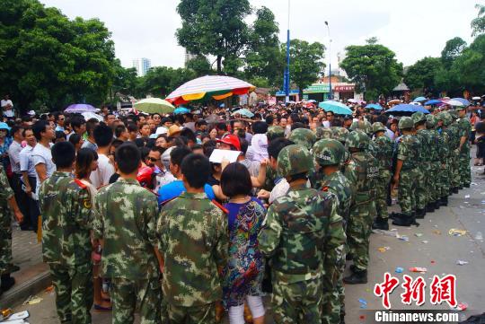 7月9日，聚集在中國(guó)人民銀行北海市中心支行的外地民眾越來越多，當(dāng)?shù)毓俜讲坏貌怀鰟?dòng)大批邊防、武警前往維