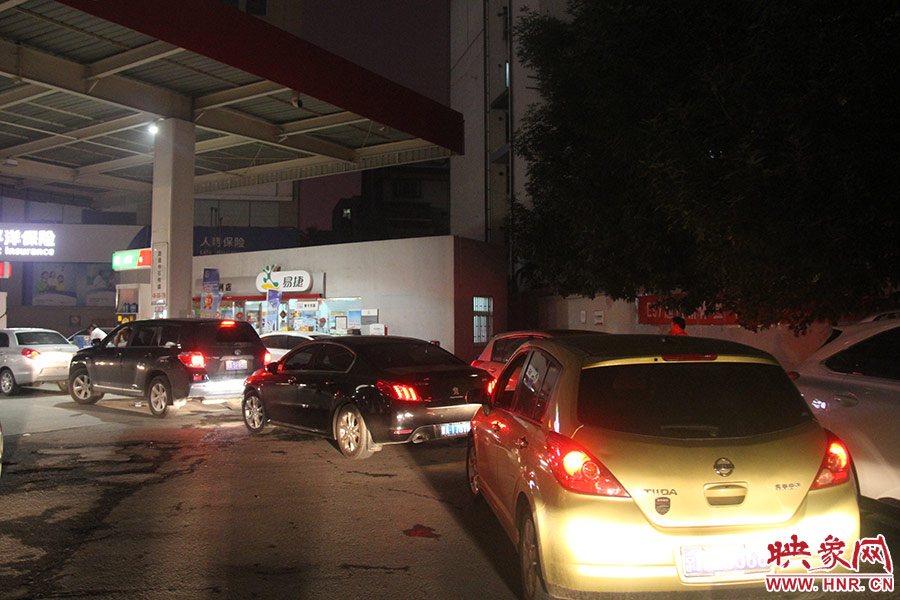 加油站內(nèi)，車主們正在正待為愛車加油