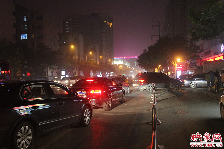 等待加油的車輛已經(jīng)排到了加油站外的道路上。