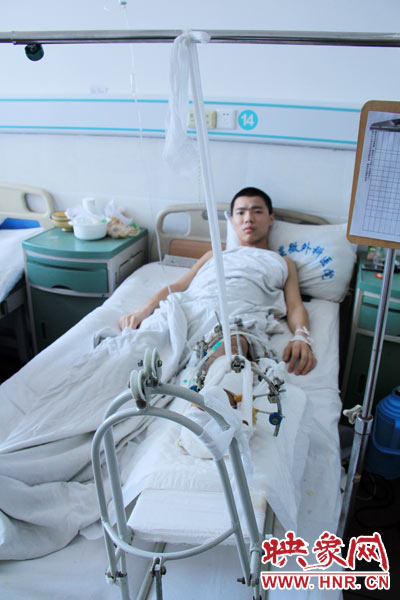 “如果有人肯幫我出4萬元的醫(yī)藥費(fèi)，我愿意為他免費(fèi)工作3年，多苦多累都行?！?月26日，躺在病床里上的