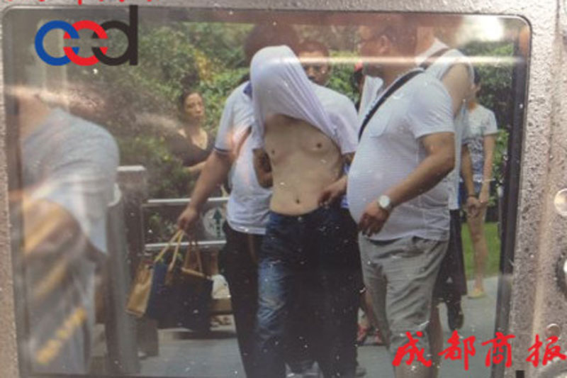 圖為事發(fā)現(xiàn)場，嫌疑人被警方控制。