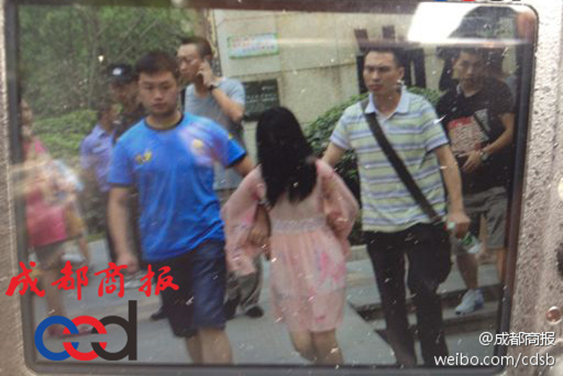 圖為事發(fā)現(xiàn)場，嫌疑人被警方控制。