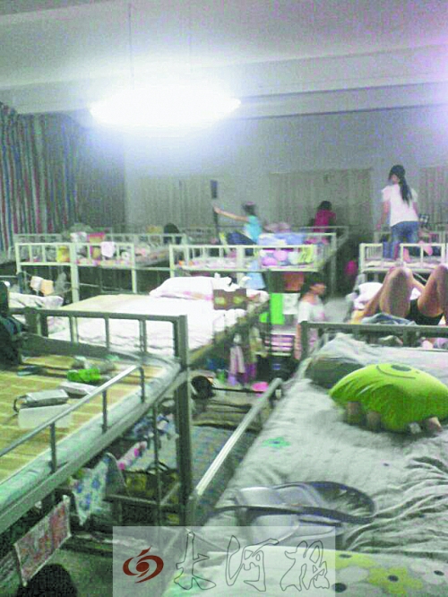 住在電教室里的女生們，擁擠不堪。