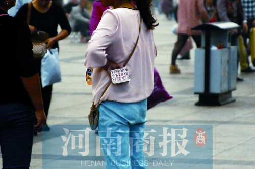 火車站廣場，一女子拿著寫有不同房型價位的卡片在拉客，不少市民抱怨，受過此類“騷擾”