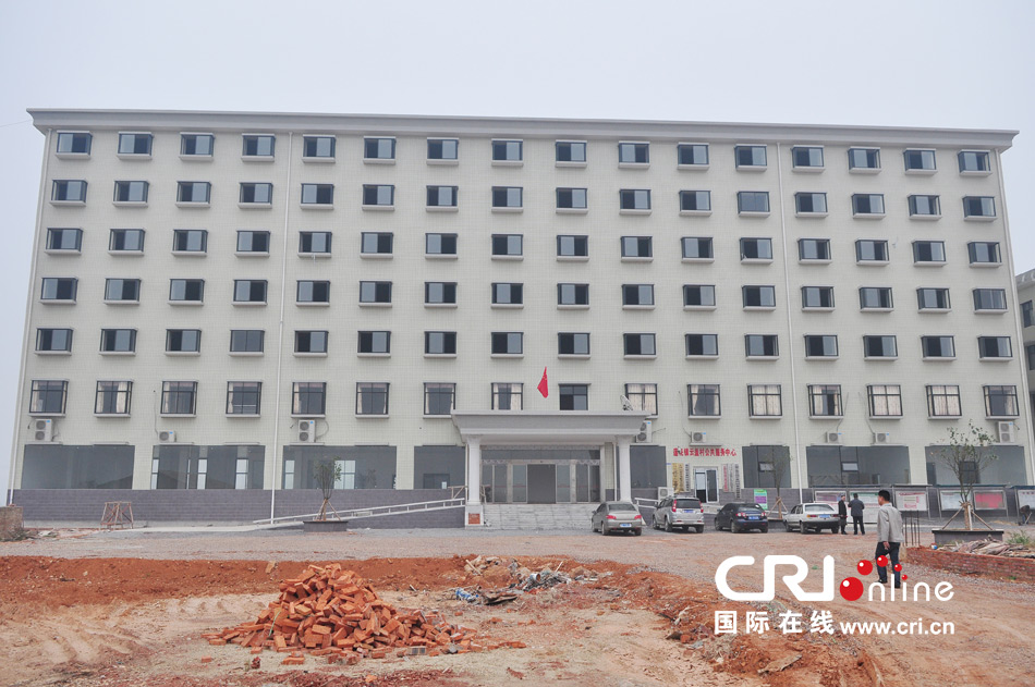2013年10月21日，長(zhǎng)沙云蓋村欠債千萬新建的豪華村部樓。