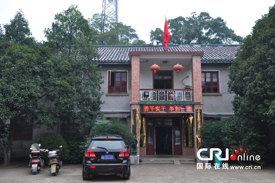　2013年10月21日，這是蓮花鎮(zhèn)人民政府的辦公樓，和蓮花鎮(zhèn)云蓋村的辦公樓相比，寒酸不少。