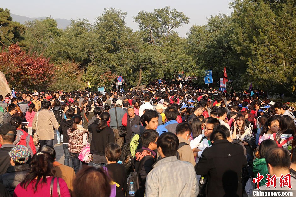 　10月26日，北京香山公園內(nèi)游客摩肩接踵。