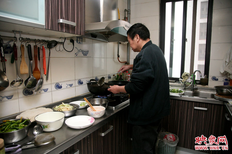 由于二老年齡也大了，于是姥姥的弟弟來住在家中幫忙照顧海龍