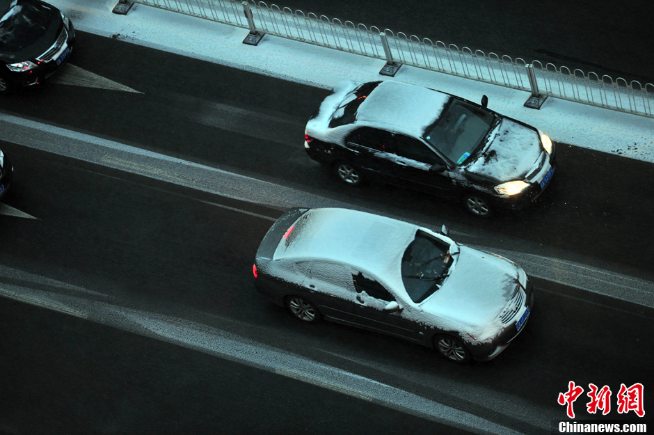 11月18日，沈陽街頭的汽車被積雪覆蓋。