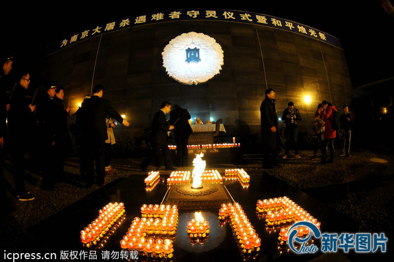 “為南京大屠殺遇難者守靈儀式暨和平燭光祭”活動在侵華日軍南京大屠殺遇難同胞紀念館祭場舉行。