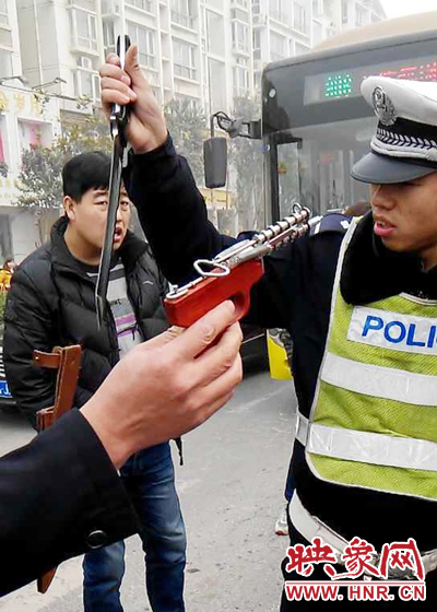 據(jù)當事交警描述，男子自知車上有刀，在車輛被逼停后，車上的另一名男子試圖將刀具交給到達現(xiàn)場的同伴。
