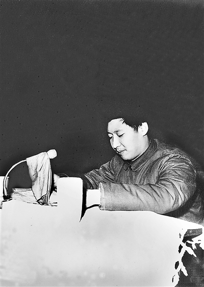 1983年12月22日,時任中共正定縣委書記習(xí)近平在發(fā)展商品生產(chǎn)三級干部會上講話。