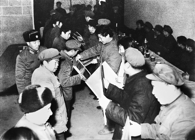 1985年4月6日,時任中共正定縣委書記習(xí)近平在全縣首季開門紅表彰大會上頒獎。