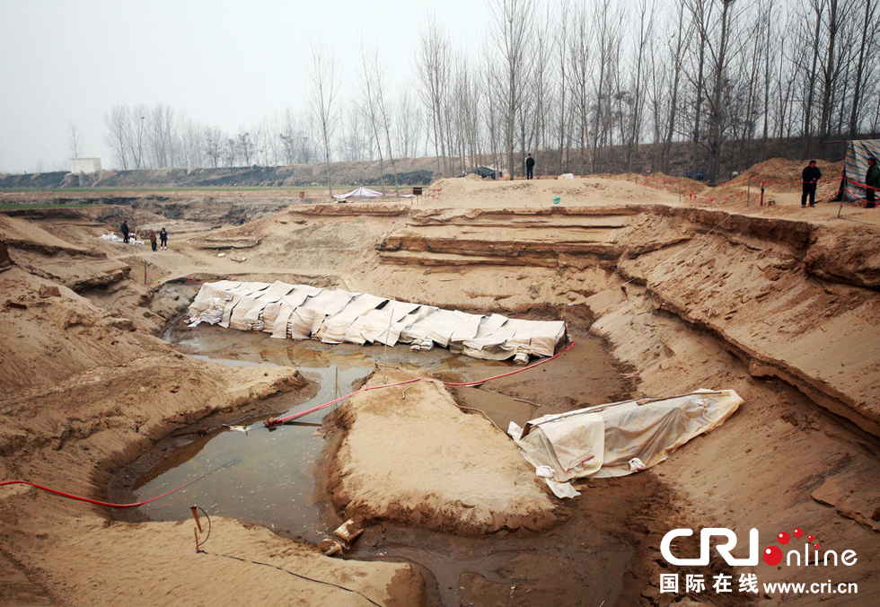 2014年1月6日，河南洛陽古沉船發(fā)掘現(xiàn)場(chǎng)，兩艘古沉船，一艘已經(jīng)挖掘出土，另一艘還有一半埋在沙丘里。